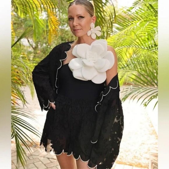 ZARA RAISED FLOWER EARRINGS - Picture 3 of 5